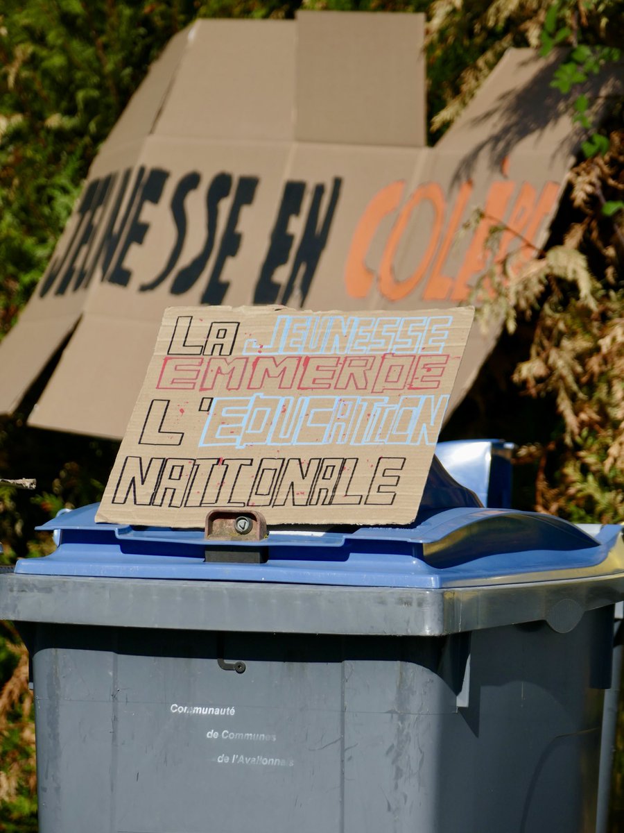 JInsoumAvallon's tweet photo. ✊ Bravo aux lycéen·nes d’Avallon mobilisé·es hier devant le lycée des Chaumes !

Une mobilisation locale qui s’inscrit dans un mouvement national autour des conditions d’études et des moyens de l’Éducation. 

📸 Quelques images.

#Avallon #Yonne #BlocusLycées #JeunesInsoumis https://t.co/rv5DgiToe2