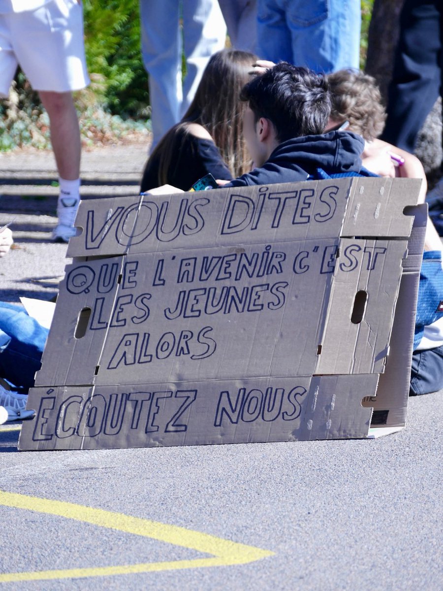 JInsoumAvallon's tweet photo. ✊ Bravo aux lycéen·nes d’Avallon mobilisé·es hier devant le lycée des Chaumes !

Une mobilisation locale qui s’inscrit dans un mouvement national autour des conditions d’études et des moyens de l’Éducation. 

📸 Quelques images.

#Avallon #Yonne #BlocusLycées #JeunesInsoumis https://t.co/rv5DgiToe2
