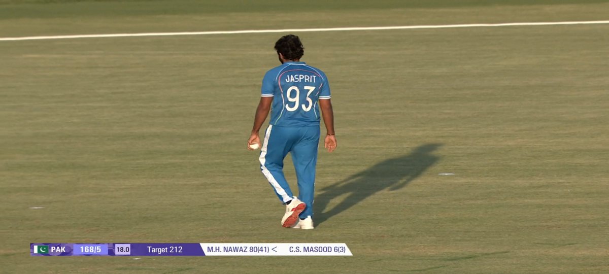 Zer0identity_'s tweet photo. Only hope thalaivaaa @Jaspritbumrah93  😭🙌🏻
#indvspak https://t.co/CNpktFTQH0