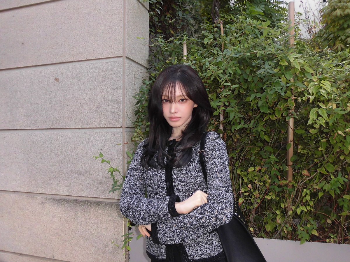L1ZBASE's tweet photo. 📸 LIZ INSTAGRAM UPDATE | 261003

LIZ shares new photos from her latest Instagram update. Her visuals are always so effortlessly beautiful 

“🖤”

🔗 https://t.co/PEMw4tVEq4

#LIZ #리즈 #リズ #IVE #아이브 #LIZxValentino #LIZtoPFW https://t.co/OJMhRY2ZyE