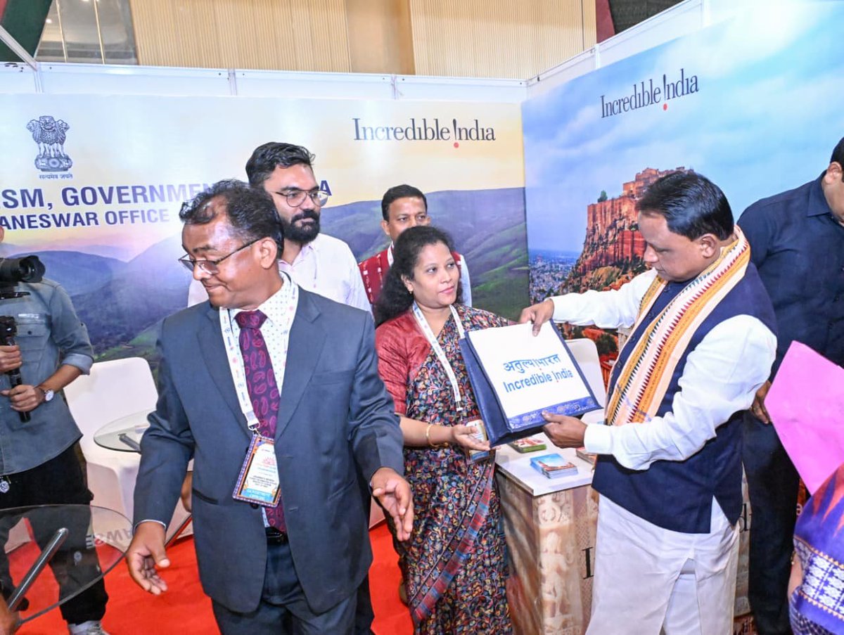 CMO_Odisha's tweet photo. ଭୁବନେଶ୍ୱରରେ ଆୟୋଜିତ ସପ୍ତମ ‘ଓଡ଼ିଶା ଟ୍ରାଭେଲ ବଜାର’ର ଶୁଭାରମ୍ଭ ଅବସରରେ ମାନ୍ୟବର ମୁଖ୍ୟମନ୍ତ୍ରୀ ଶ୍ରୀ ମୋହନ ଚରଣ ମାଝୀ, ପର୍ଯ୍ୟଟନ ବିଭାଗ ଦ୍ଵାରା ଆୟୋଜିତ ସ୍ୱତନ୍ତ୍ର ପ୍ରଦର୍ଶନୀ ବୁଲି ଦେଖିଛନ୍ତି।

ଏହି ଅବସରରେ ସେ ରାଜ୍ୟର ଅନନ୍ୟ କଳା, ପ୍ରାକୃତିକ ସମ୍ପଦ, ଇକୋ-ଟୁରିଜିମ୍ ଓ ଐତିହ୍ୟ ଉପରେ ଆଧାରିତ ବିଭିନ୍ନ ଷ୍ଟଲ୍ ପରିଦର୍ଶନ କରିବା ସହ ସ୍ଥାନୀୟ ଉଦ୍ୟୋଗୀ, କାରିଗର ଏବଂ ଟ୍ରାଭେଲ୍ ପ୍ରତିନିଧିମାନଙ୍କ ସହ ଆଲୋଚନା କରି ସେମାନଙ୍କ ଉତ୍ସାହ ବଢ଼ାଇଛନ୍ତି।