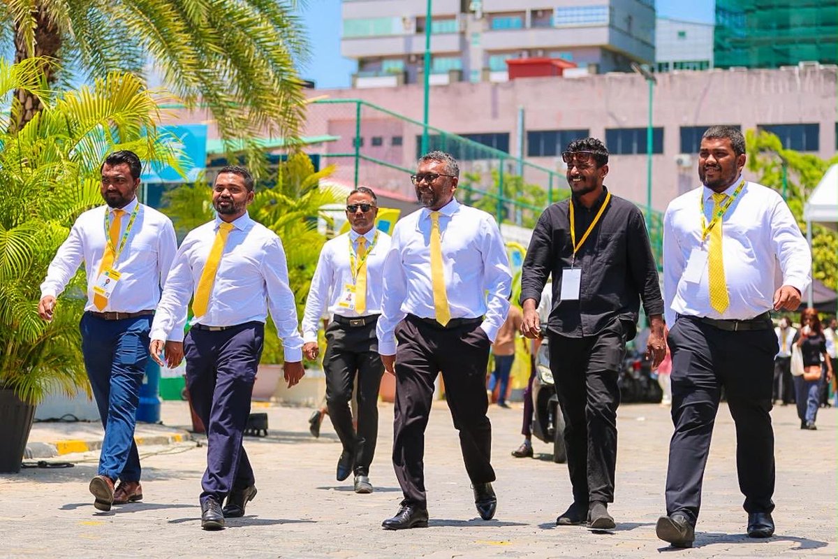Mazin__Mohamed's tweet photo. Faya listens. He connects. He understands the hopes, struggles, and dreams of people and carries that voice with him.

That’s the leadership we see in @faya_i. A leader who stays close to the people and believes in a better future for all of us. 💛🇲🇻

#Faya2028 #BoduBadhalu https://t.co/ZHEqeHb0S0