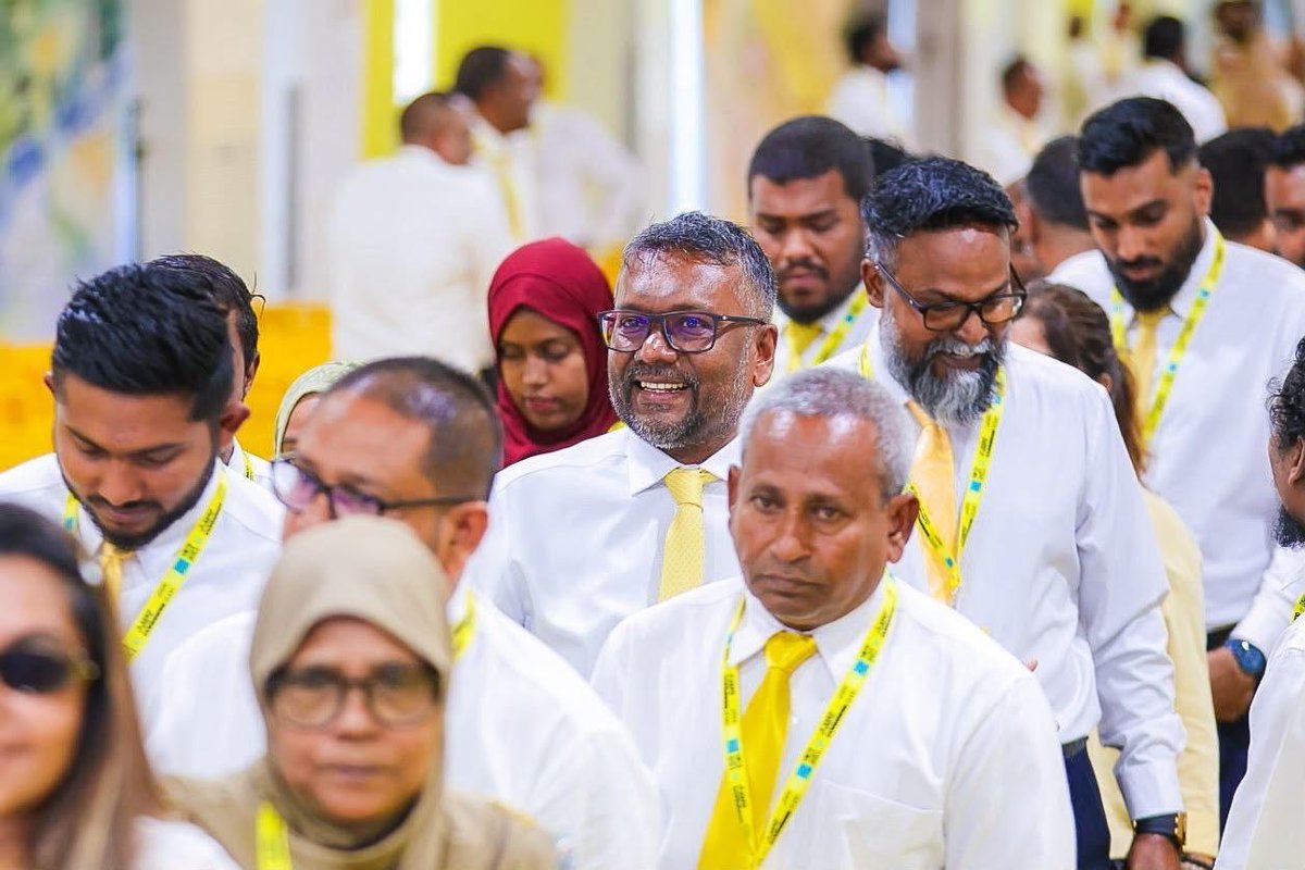Mazin__Mohamed's tweet photo. Faya listens. He connects. He understands the hopes, struggles, and dreams of people and carries that voice with him.

That’s the leadership we see in @faya_i. A leader who stays close to the people and believes in a better future for all of us. 💛🇲🇻

#Faya2028 #BoduBadhalu https://t.co/ZHEqeHb0S0