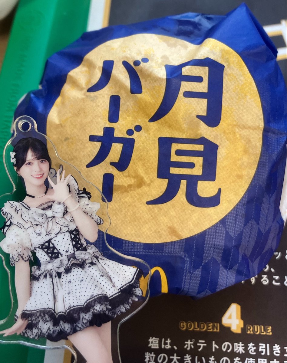 3I_6ny's tweet photo. 7年振りにハンバーガーを食べてみてます。 https://t.co/BGG3VWdQ2B
