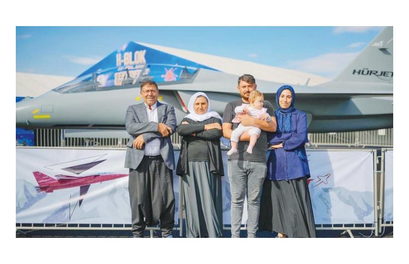 _Devletci_'s tweet photo. Teknofest Urfa’da bir fotoğraf!

Bu fotoğrafı aşırı beğendim.

Çok güzel bir Anadolu ailesi, genç çiftler, bir bebek..

Allah bahtlarını açık etsin…

Çıkarsız, beklentisiz, aşkla ülkesinin teknolojisinden gurur duyan bir aile fotoğrafı bu…

Varolsunlar 🇹🇷 https://t.co/ZL20QfjdsZ