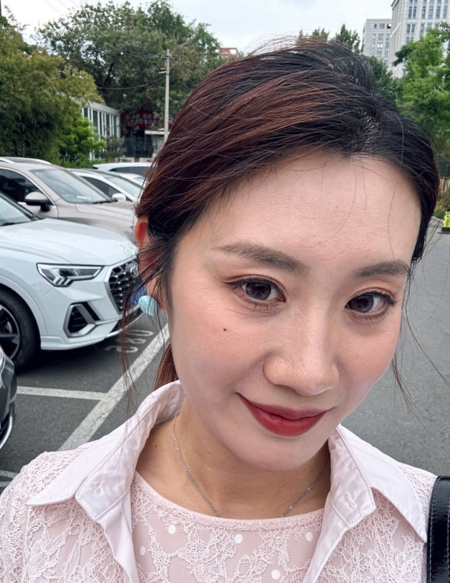 DAYANAADRIANAG1's tweet photo. 走了一路 鞋跟都快站不稳了，有没有人愿意把我背起来？因为太脚酸…… https://t.co/QYizfFYRco