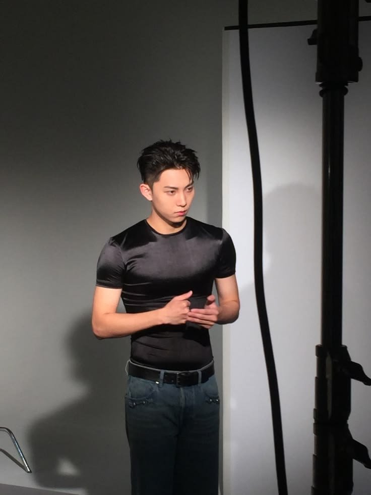 heyericris's tweet photo. รยูลเองก็เป็นอีกคนที่ขยันตั้งใจปั้นหุ่นมาก ๆ เลย จากเด็กผู้ชายตัวผอม ๆ ก่อนเดบิวต์ มาเป็นชายหนุ่มวัย 20 ที่ไหล่กว้าง 54 เซน กล้ามเนื้อสวยดูดี masculine มากมาก ใช้สูตรไซตามะใน One-Punch man (วิดพื้น 100 ครั้ง, ซิทอัพ 100 ครั้ง, สควอท 100 ครั้ง วิ่ง 10 กิโลเมตร) เป็นหนุ่มโอตาคุที่ดูอนิเมะแล้วปรับมาใช้ในชีวิตจิงสุด ๆ หล่อเท่ดูดีมากง่ะ