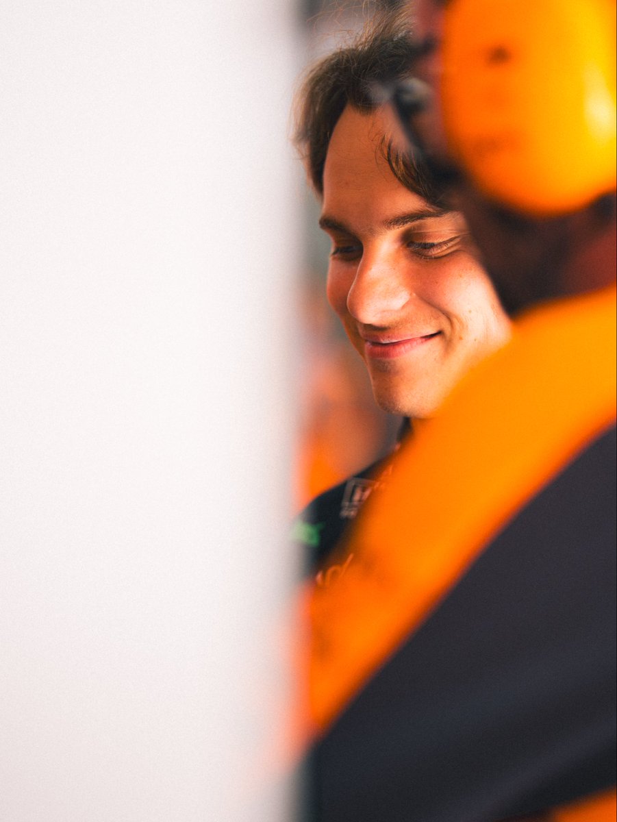 McLarenF1's tweet photo. Almost time ⏳

#McLarenF1 | #BahrainGP 🇧🇭 https://t.co/88rTWYlPLF