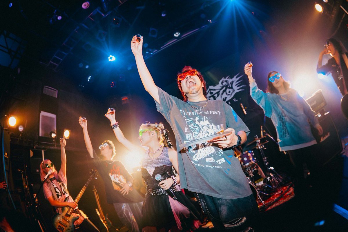 AFTERVOID_jp's tweet photo. HANABIE. Thanks so much for having us!

The crowd went absolutely insane — what a fucking night!
Hope we can play together again soon! 🔥

@HA_NA_BIE_ 呼んでくれてありがとう！フロア大狂乱の最高の一夜になりました！
✌️ https://t.co/KYjzV0q7uH