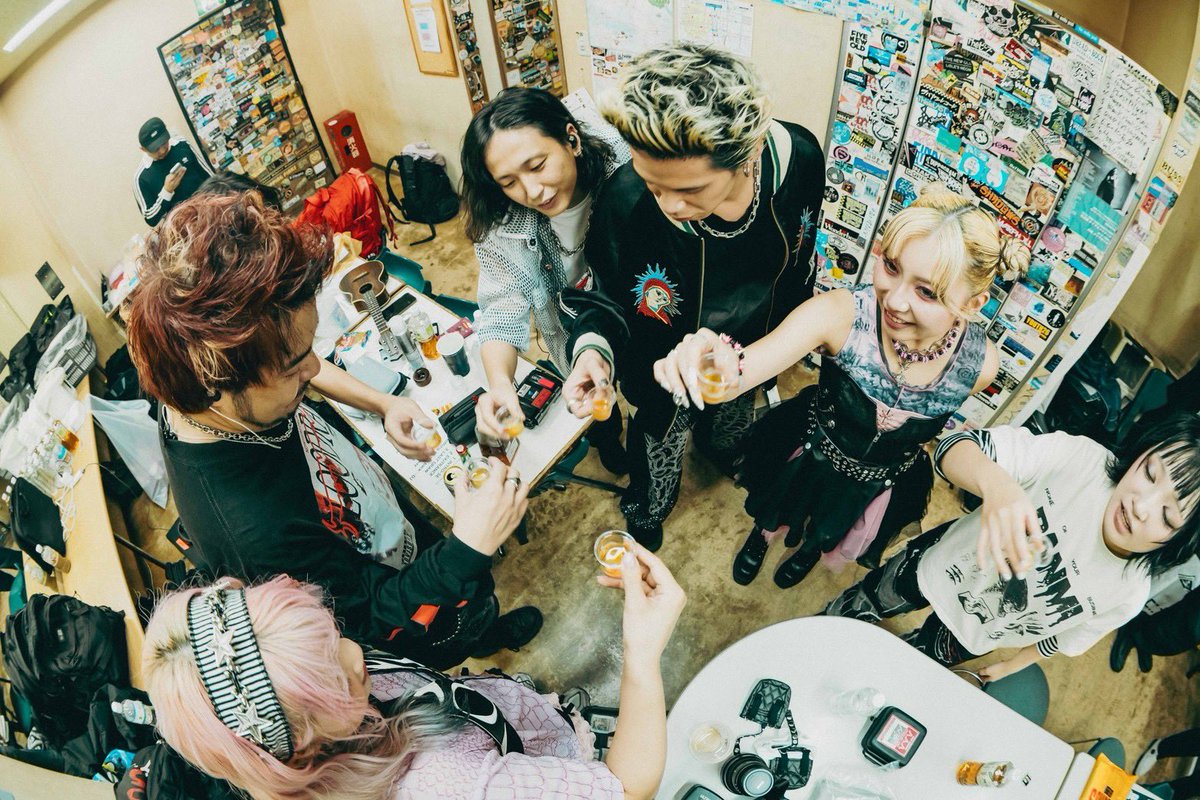AFTERVOID_jp's tweet photo. HANABIE. Thanks so much for having us!

The crowd went absolutely insane — what a fucking night!
Hope we can play together again soon! 🔥

@HA_NA_BIE_ 呼んでくれてありがとう！フロア大狂乱の最高の一夜になりました！
✌️ https://t.co/KYjzV0q7uH