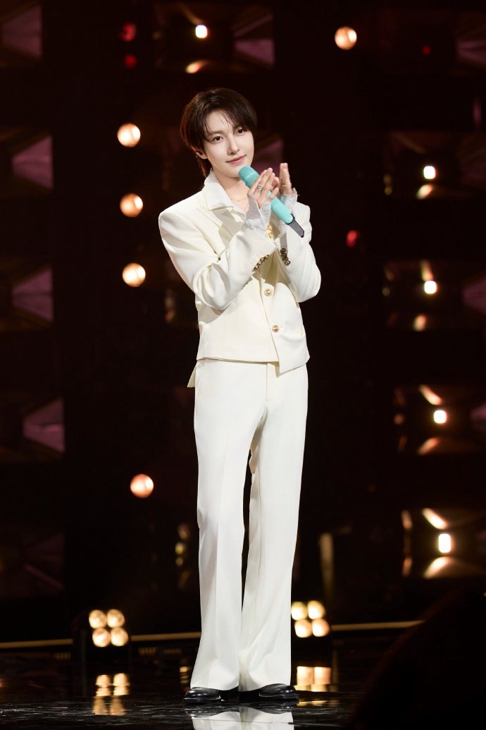 POPCORNBOBO323's tweet photo. 261003 黃仁俊 STUDIO #RENJUN #런쥔 

昨夜的舞台余韵没有散去，
把昨晚的心动再延长一点。 https://t.co/0giTrVqAqC