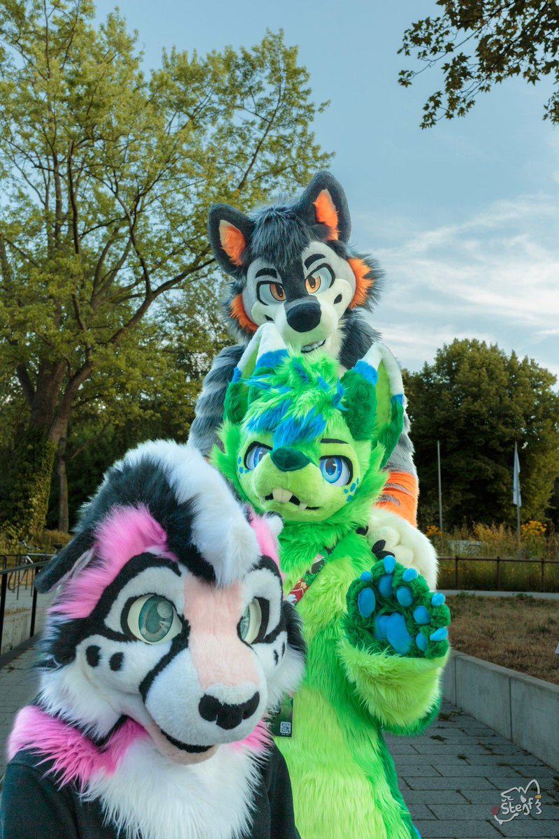CometPaka's tweet photo. Did I really miss two #fursuitFriday in a row? Time for #FursuitEveryday !
I didn’t know Cuties were stackable. 

🦊🐰: @TheFoxBun 
🐺: @Arko_floof 

📸:@StejfS https://t.co/5L5Sp5JZgD