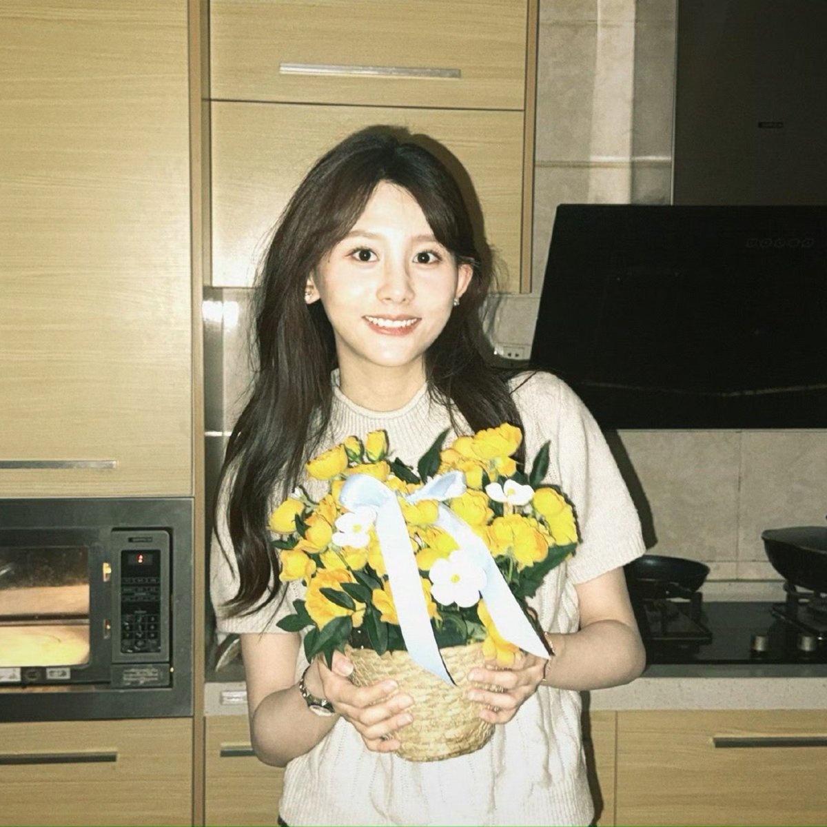 mabellope3's tweet photo. ข่ายอี๋บอกว่าได้ดอกไม้มาเกือบ 20 ช่อหลังจากเดทกับอี่เหิงมา 3 เดือน โอ่ย เว่อๆๆๆๆๆ 😻💐 https://t.co/Y0PBQaaajb