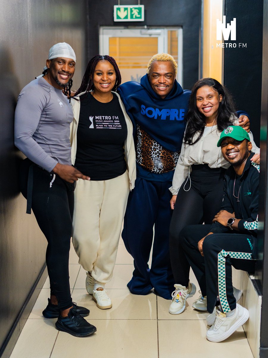 METROFMSA's tweet photo. We had a surprise guest for #SaturdayGoldenOldie. The one and only king of squats Mr Nkululeko Zane Dlamini🔥🏋️‍♀️🏋🏿‍♀️

#WeekendBrekfastSoundsGood https://t.co/00hvHBjFan