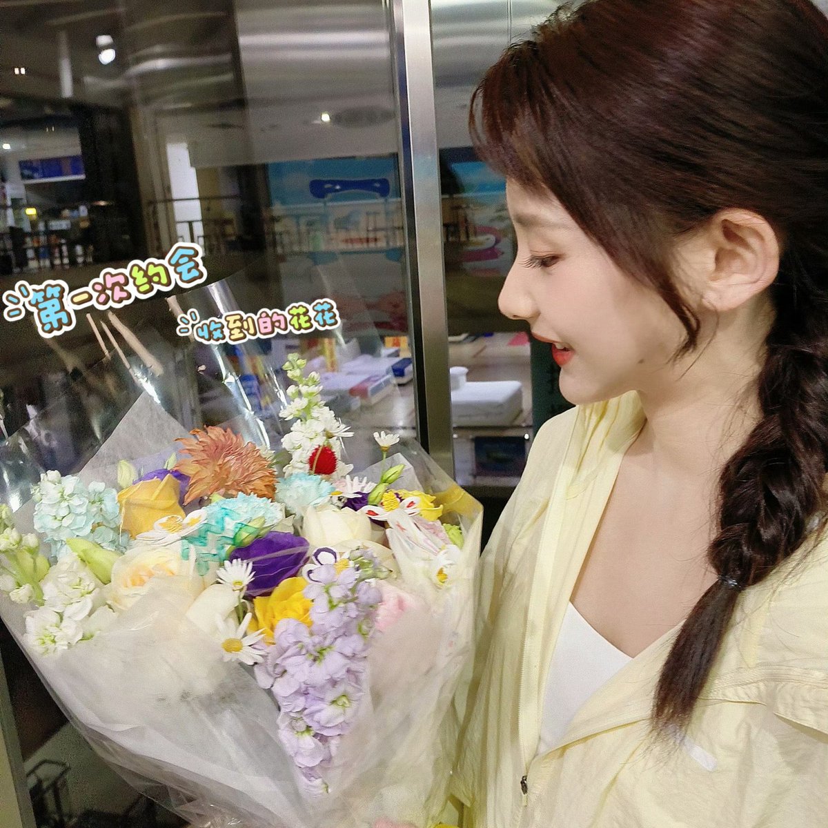 mabellope3's tweet photo. ข่ายอี๋บอกว่าได้ดอกไม้มาเกือบ 20 ช่อหลังจากเดทกับอี่เหิงมา 3 เดือน โอ่ย เว่อๆๆๆๆๆ 😻💐 https://t.co/Y0PBQaaajb
