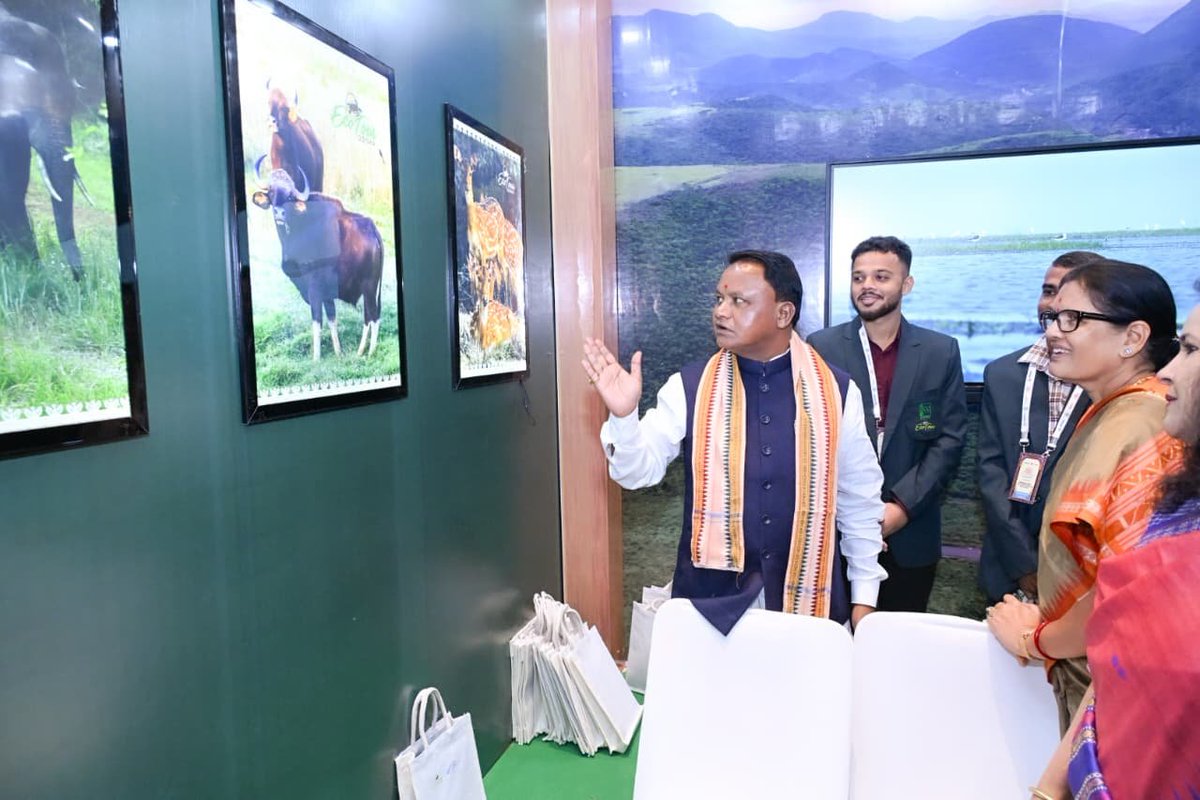 CMO_Odisha's tweet photo. ଭୁବନେଶ୍ୱରରେ ଆୟୋଜିତ ସପ୍ତମ ‘ଓଡ଼ିଶା ଟ୍ରାଭେଲ ବଜାର’ର ଶୁଭାରମ୍ଭ ଅବସରରେ ମାନ୍ୟବର ମୁଖ୍ୟମନ୍ତ୍ରୀ ଶ୍ରୀ ମୋହନ ଚରଣ ମାଝୀ, ପର୍ଯ୍ୟଟନ ବିଭାଗ ଦ୍ଵାରା ଆୟୋଜିତ ସ୍ୱତନ୍ତ୍ର ପ୍ରଦର୍ଶନୀ ବୁଲି ଦେଖିଛନ୍ତି।

ଏହି ଅବସରରେ ସେ ରାଜ୍ୟର ଅନନ୍ୟ କଳା, ପ୍ରାକୃତିକ ସମ୍ପଦ, ଇକୋ-ଟୁରିଜିମ୍ ଓ ଐତିହ୍ୟ ଉପରେ ଆଧାରିତ ବିଭିନ୍ନ ଷ୍ଟଲ୍ ପରିଦର୍ଶନ କରିବା ସହ ସ୍ଥାନୀୟ ଉଦ୍ୟୋଗୀ, କାରିଗର ଏବଂ ଟ୍ରାଭେଲ୍ ପ୍ରତିନିଧିମାନଙ୍କ ସହ ଆଲୋଚନା କରି ସେମାନଙ୍କ ଉତ୍ସାହ ବଢ଼ାଇଛନ୍ତି।