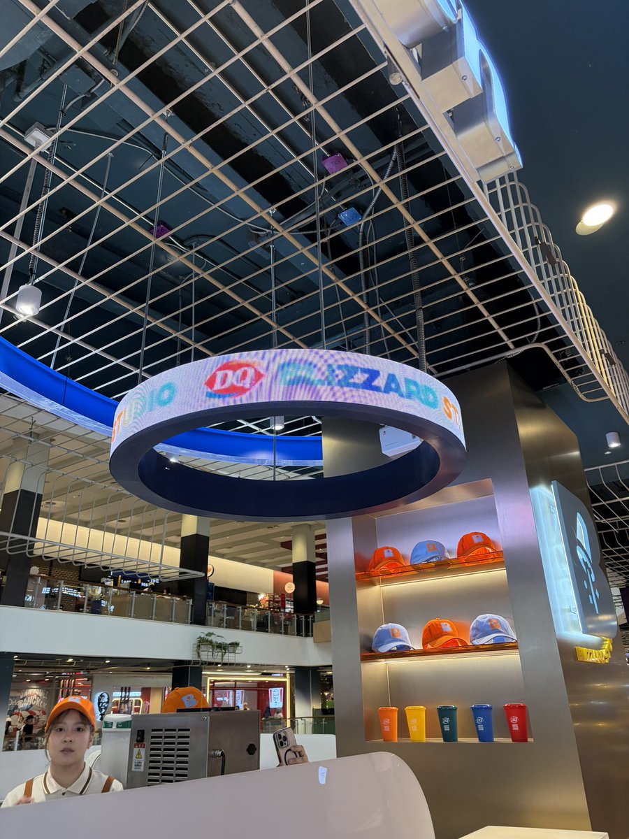 codeforpyou's tweet photo. Dairy Queen สาขา Central World เปิดตัวไอศกรีมรูปแบบใหม่ หลังจากปิดรีโนเวทไป เป็นแบบ DIY เอยใดเอย ใครผ่านไปแวะลองได้  

#DairyQueen #DairyQueenTH https://t.co/Qcuq0025MQ