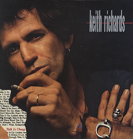 RockOthers's tweet photo. #AlmanaccoRock by @FabioLisci
#OnThisDay #KeithRichards
3 ottobre 1988 – Esce l’album Talk Is Cheap di Keith Richards
Keith Richards pubblica per la Virgin Records Talk Is Cheap, il suo primo album solista. Il disco nasce durante uno dei periodi più difficili nei rapporti con Mick Jagger, in un momento in cui il futuro dei Rolling Stones appare incerto.
Keith Richards pubblica per la Virgin Records Talk Is Cheap, il suo primo vero album solista, realizzato mentre i rapporti con Mick Jagger attraversano una delle fasi più difficili della storia dei Rolling Stones.
Per il disco Richards si circonda di musicisti che stima e li ribattezza X-Pensive Winos. Alla batteria c’è Steve Jordan, mentre nella formazione trovano posto Waddy Wachtel alla chitarra, Charley Drayton al basso e Ivan Neville alle tastiere. Non mancano ospiti di rilievo come Chuck Leavell all’organo, l’ex Rolling Stone Mick Taylor alla chitarra, i Memphis Horns ai fiati e Patti Scialfa ai cori, insieme ad altri musicisti.
Il risultato è un album nel quale Richards mette al centro il suo rapporto con il rock, il blues, il soul e il reggae, senza cercare di ricreare semplicemente il suono degli Stones. Talk Is Cheap viene accolto favorevolmente dalla critica e dà vita a una collaborazione, quella con gli X-Pensive Winos, destinata a proseguire anche negli anni successivi.