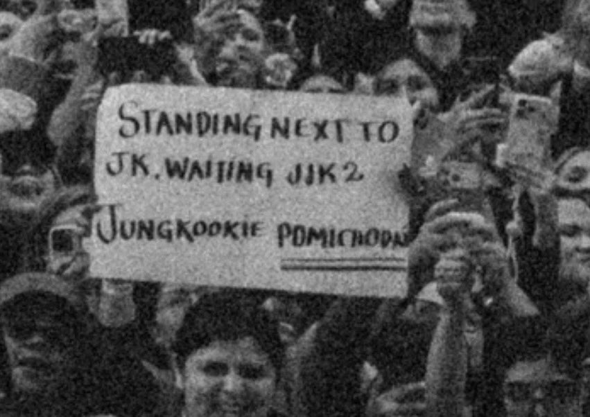 IMGOLDENCARD's tweet photo. by Jungkook 📷

“Standing Next To You JK. Waiting JJK2”
“Jungkook, you really are the best”
“JUNGKOOK NEVER LET GO” https://t.co/jG4wC0fzdv