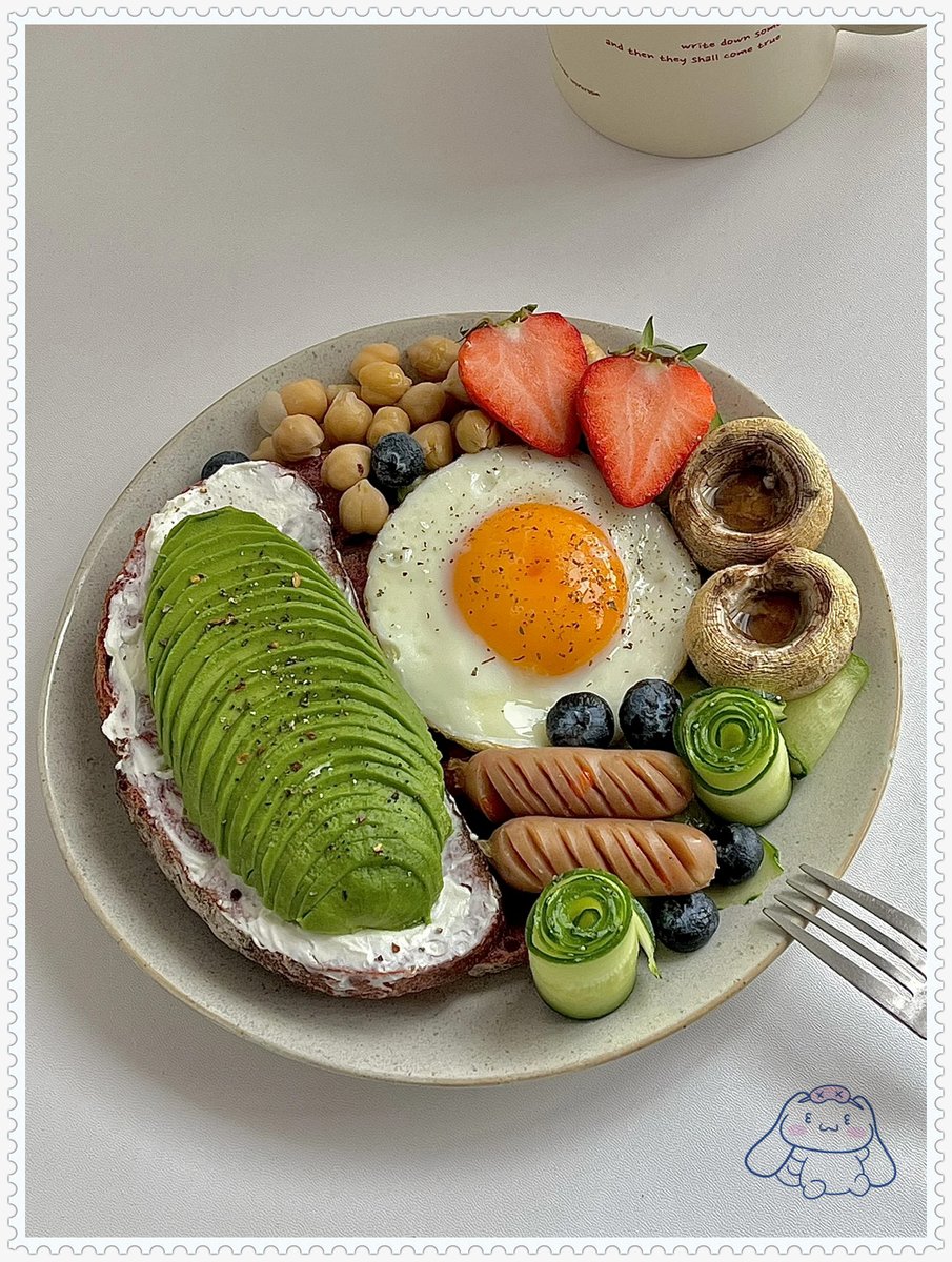 Brigidrf68's tweet photo. Hoy disfruto de un desayuno sencillo: pan integral con aguacate y un café caliente. Rápido, delicioso y llenador para empezar el día!， https://t.co/AbjHhzbwr3