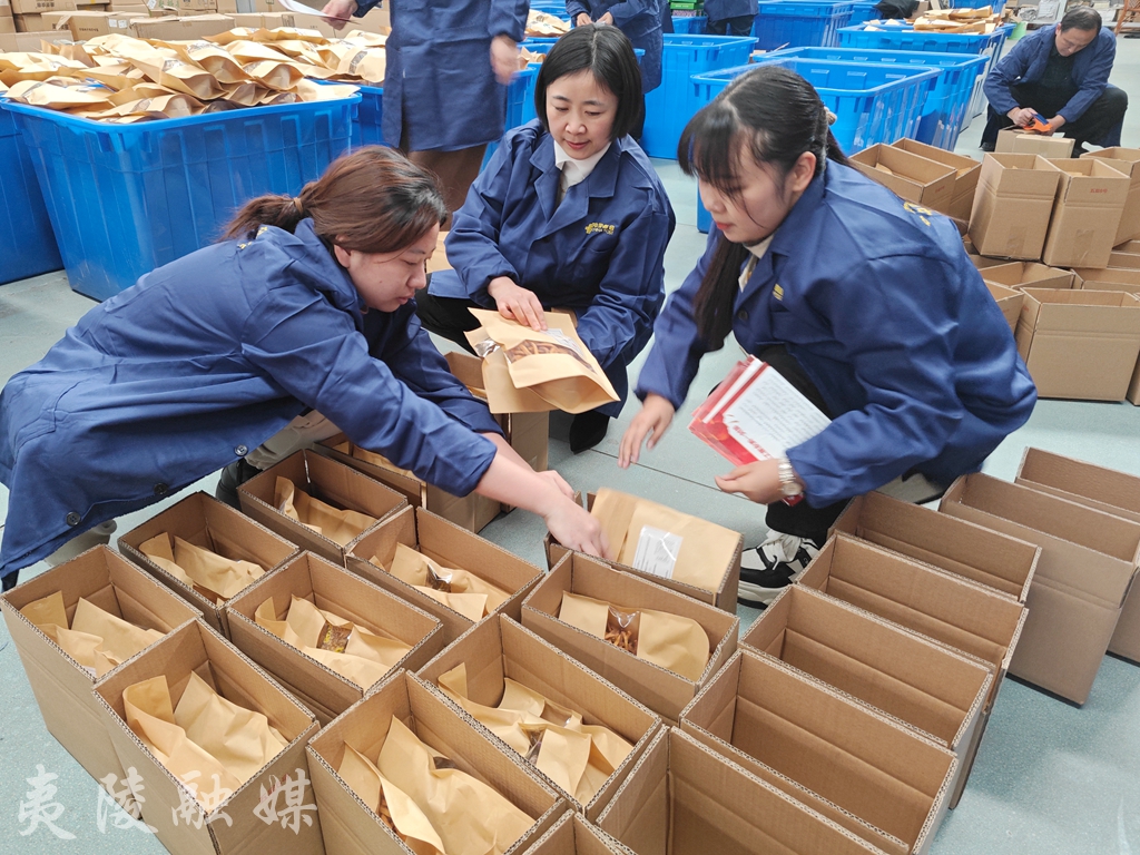 Kristanste1bh's tweet photo. Como voluntario en el banco de alimentos de Madrid, hoy ayudé a 120 familias necesarias con paquetes de alimentos. Cada pequeo gesto suma un gran cambio. Seguimos!， https://t.co/Rs3ckt3NWd