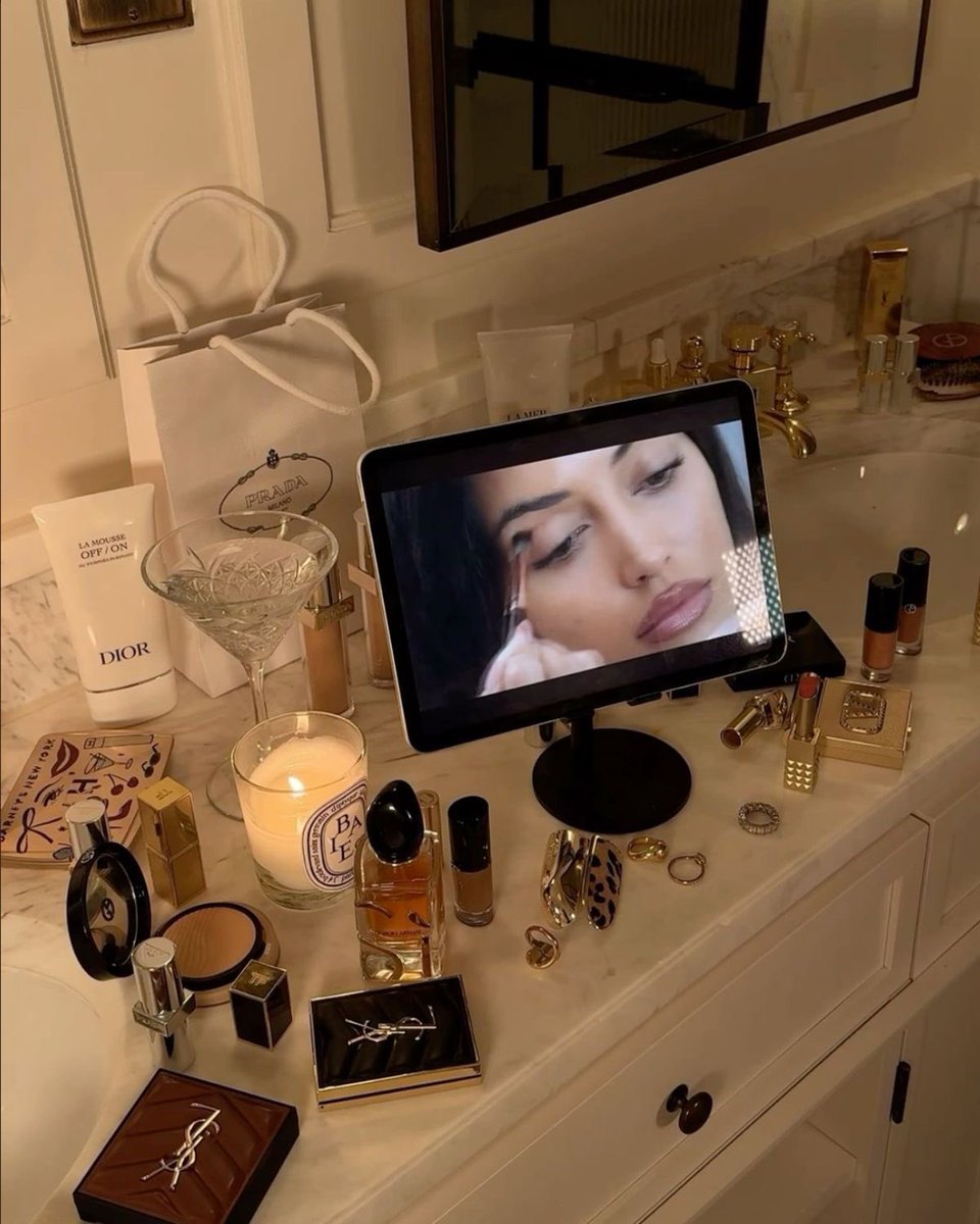 Diorgirlx's tweet photo. girl therapy https://t.co/jwLP193Mf7