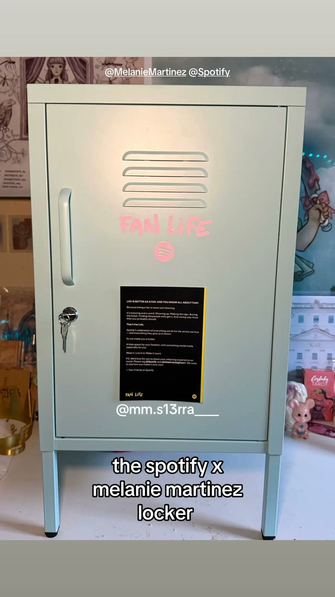 LlVlNGDECEASED's tweet photo. Closer look at the exclusive Fan Life Spotify x Melanie Martinez locker (which includes: a jacket, signed lanyard, tour shirt, letter written by Melanie) that was sent to the chosen fans on TikTok. 💖

📸: mm.sierra_ on Instagram / mm.s13rra____ on TikTok https://t.co/Uv8PD0m7ZA