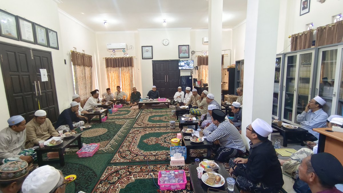 mk_haramain's tweet photo. #majeliskhirrijilharamain 
KOORDINATOR PUSAT | 
RAPAT KOORPUS DAN SELURUH KOORDINATOR DAERAH SEINDONESIA  MEMBAHAS PERSIAPAN HAUL HARAMAIN AS-SYARIFAIN KE 32 YANG INSYA'ALLAH AKAN DI ADAKAN TGL 10 JANUARI DI BALI ,
LOKASI RAPAT : PP.SYAIKHINA ISMAIL. AL ZAIN PANDAAN PASURUAN https://t.co/ZG9kTFb2ii