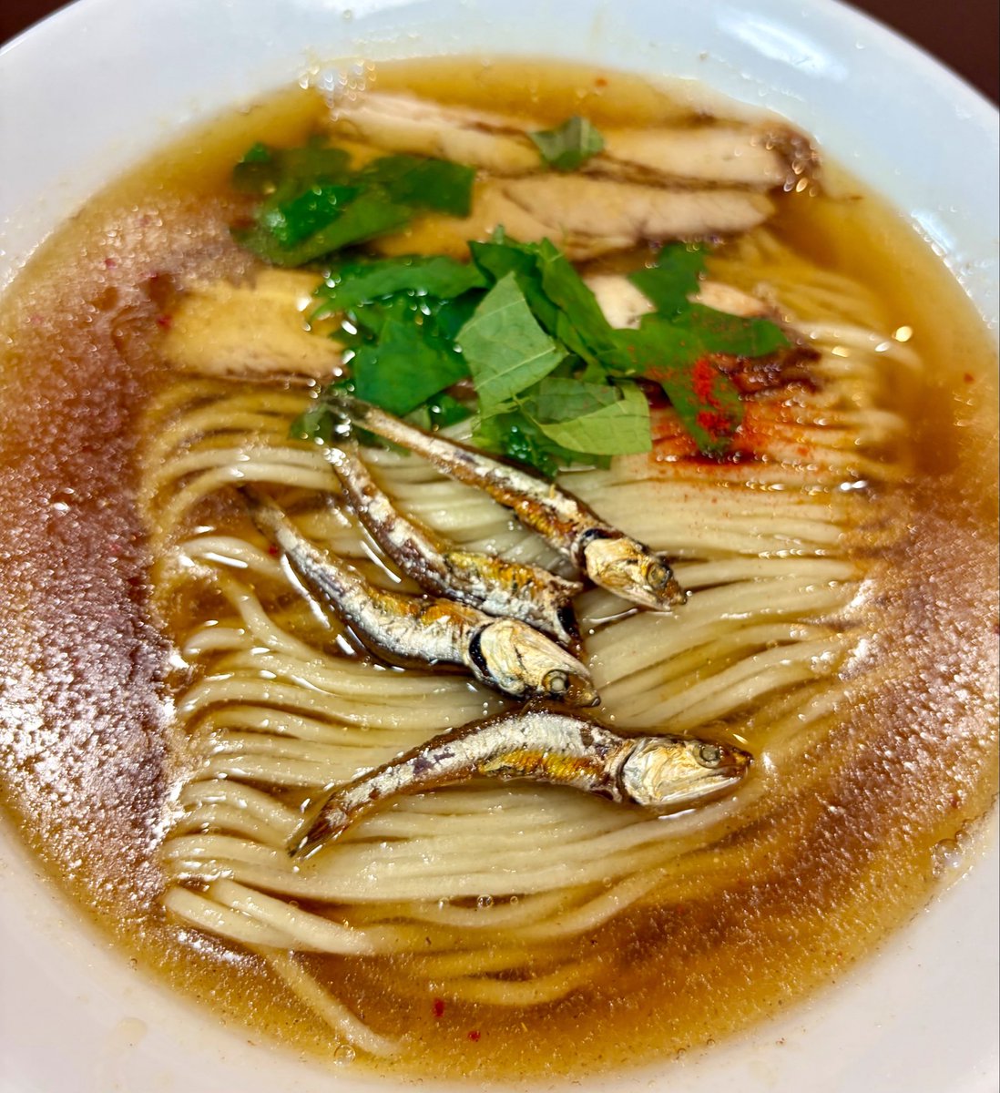 IslandsEats's tweet photo. 那覇市 加藤屋本店
煮干しそば(並)

Google口コミでは
「味がしない、ただのお湯..」
みたいなのも👀見かけましたが
自分には、これ以上はくどくなる程に煮干し出汁がたっぷりと効いた美味しいスープでした🍜

繊細な淡い味では無く
ガツンと濃い味が好みなら
濃口刺身醤油の煮干しブラックをお勧め🌟 https://t.co/fMUjAuro80
