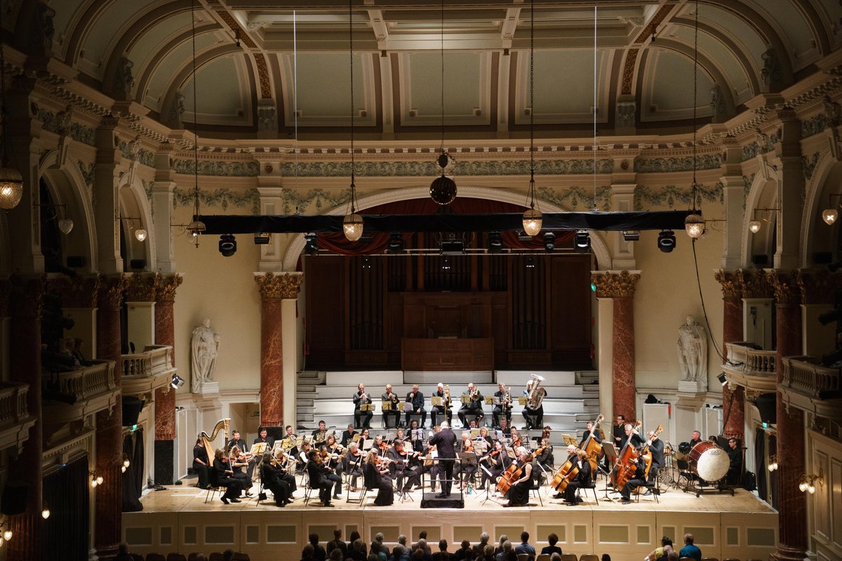 whitefootimages's tweet photo. The English Symphony Orchestra performed a  programme of Sibelius, Mendelssohn, Dvorak, Smetana and Smyth. Zeb Soanes (classic fm) explained each piece as we progressed through the evening. Kenneth Woods, conductor took charge with Joely Koos playing her cello as soloist. https://t.co/pICllhtjFW
