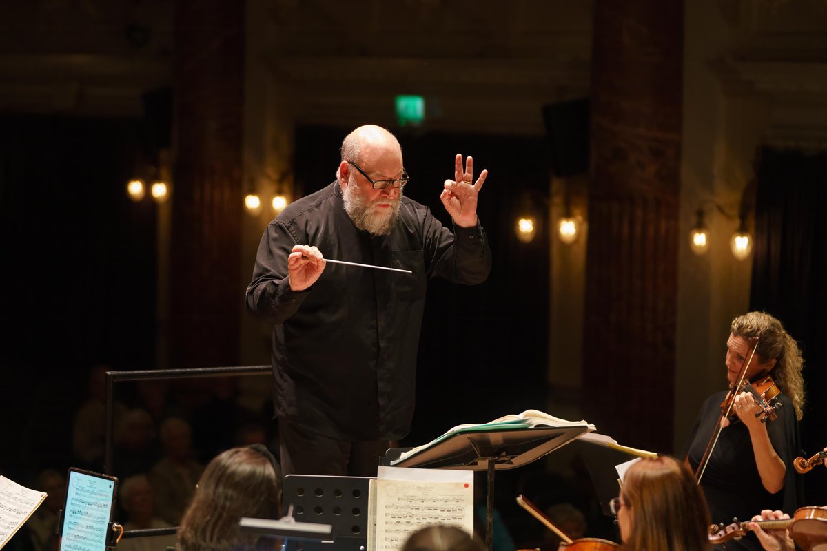 whitefootimages's tweet photo. The English Symphony Orchestra performed a  programme of Sibelius, Mendelssohn, Dvorak, Smetana and Smyth. Zeb Soanes (classic fm) explained each piece as we progressed through the evening. Kenneth Woods, conductor took charge with Joely Koos playing her cello as soloist. https://t.co/pICllhtjFW