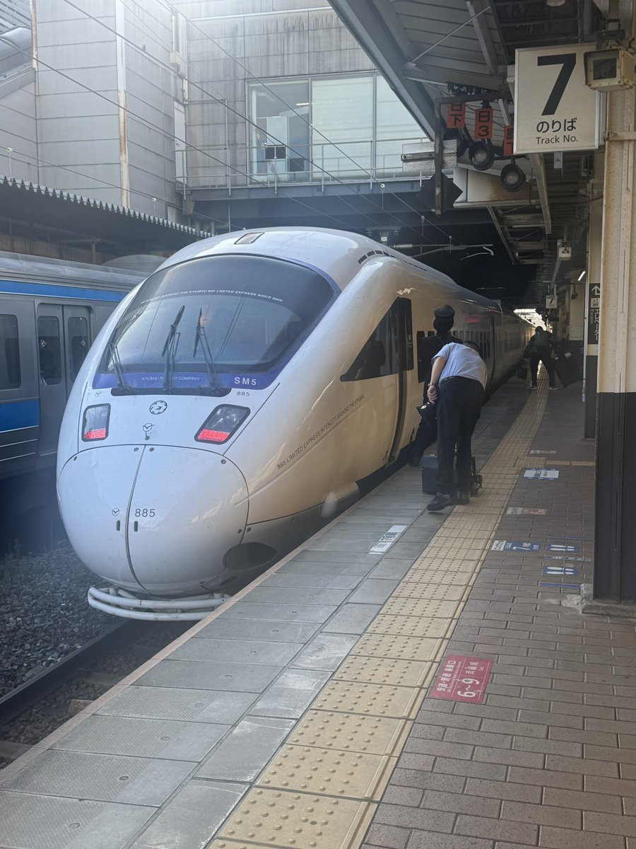 209nambu_naha53's tweet photo. かしわ飯を買いたくて折尾まで行き、小倉までの帰りにちゃっかりソニック課金

今回は885系の方に乗車 https://t.co/qOW18H54oV