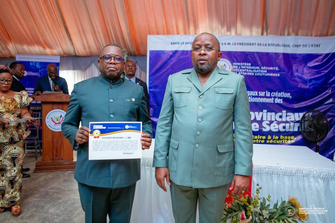 batuapa38042's tweet photo. Nouvelle gouvernance sécuritaire : le VPM SHABANI lance la vulgarisation des textes légaux à Tshikapa

Le Vice-Premier ministre, ministre de @Interieur_RDC , Sécurité, Décentralisation et Affaires coutumières, @shabani_lukoo , a lancé, ce Vendredi 02 Octobre 2026 à Tshikapa, chef-lieu de la province du Kasaï, la vulgarisation des textes légaux régissant la création, l’organisation et le fonctionnement des comités provinciaux et locaux de sécurité. Cette initiative intervient à l’issue d’un atelier de trois jours ayant permis de renforcer les capacités de près de 1 000 autorités territoriales sur la nouvelle approche de gouvernance sécuritaire de proximité.

Dans l’espace Grand Kasaï, après le Kasaï-Oriental et le Kasaï-Central, le Kasaï devient la quatorzième province à bénéficier de cette réforme, qui consacre notamment le caractère obligatoire des réunions régulières des comités de sécurité. À cette occasion, le VPM SHABANI a insisté sur la nécessité d’impliquer davantage les acteurs non étatiques, notamment la société civile, à travers des réunions élargies ainsi que des forums de quartier et de groupement.

Il a rappelé que ces comités constituent des cadres privilégiés de concertation et de collaboration entre les autorités politico-administratives, les services de sécurité et les forces vives de la société. Leur mission consiste à identifier et à analyser les menaces sécuritaires, afin d'y apporter des réponses appropriées, adaptées aux réalités et aux spécificités de chaque entité.
