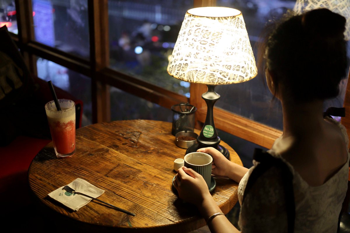 RemiDarinof's tweet photo. Hoy terminé un proyecto que me había costado mucho trabajo, y la luna salió mientras celebrara con un café caliente — se siente que todos los esfuerzos valieron la pena. https://t.co/vNuppvtGAH