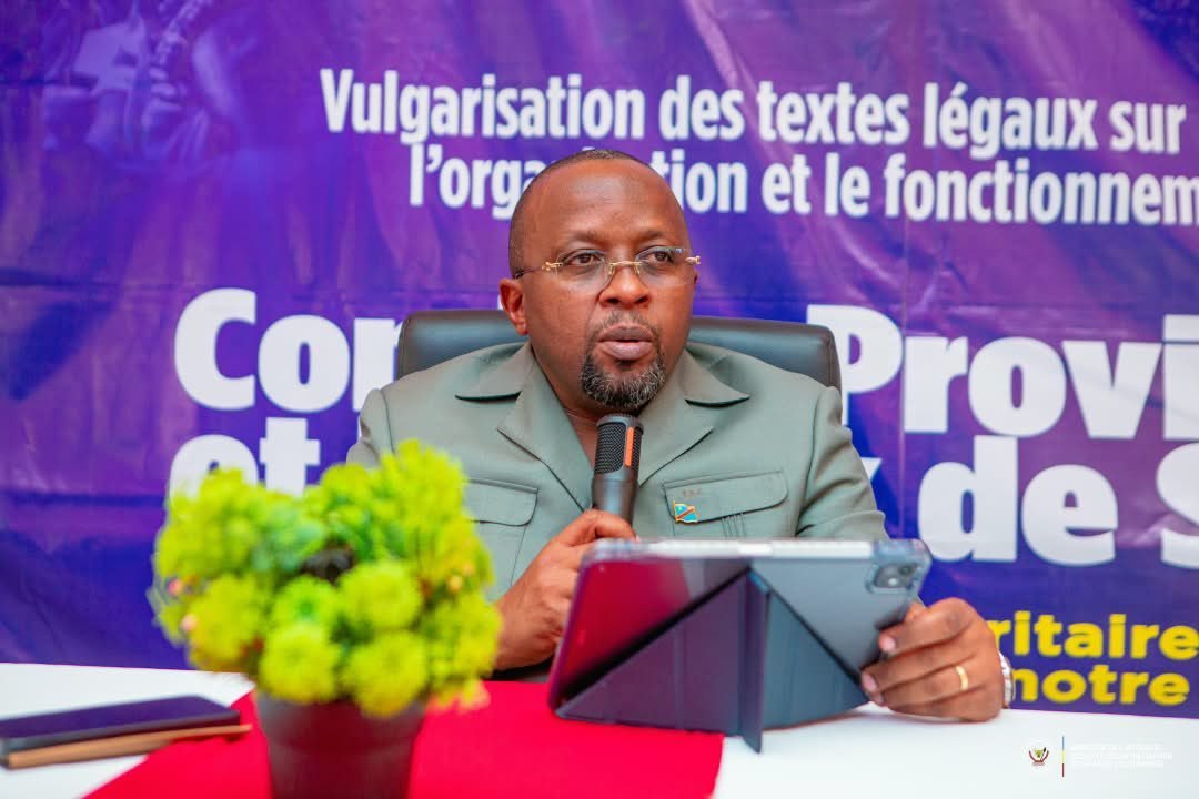 batuapa38042's tweet photo. Nouvelle gouvernance sécuritaire : le VPM SHABANI lance la vulgarisation des textes légaux à Tshikapa

Le Vice-Premier ministre, ministre de @Interieur_RDC , Sécurité, Décentralisation et Affaires coutumières, @shabani_lukoo , a lancé, ce Vendredi 02 Octobre 2026 à Tshikapa, chef-lieu de la province du Kasaï, la vulgarisation des textes légaux régissant la création, l’organisation et le fonctionnement des comités provinciaux et locaux de sécurité. Cette initiative intervient à l’issue d’un atelier de trois jours ayant permis de renforcer les capacités de près de 1 000 autorités territoriales sur la nouvelle approche de gouvernance sécuritaire de proximité.

Dans l’espace Grand Kasaï, après le Kasaï-Oriental et le Kasaï-Central, le Kasaï devient la quatorzième province à bénéficier de cette réforme, qui consacre notamment le caractère obligatoire des réunions régulières des comités de sécurité. À cette occasion, le VPM SHABANI a insisté sur la nécessité d’impliquer davantage les acteurs non étatiques, notamment la société civile, à travers des réunions élargies ainsi que des forums de quartier et de groupement.

Il a rappelé que ces comités constituent des cadres privilégiés de concertation et de collaboration entre les autorités politico-administratives, les services de sécurité et les forces vives de la société. Leur mission consiste à identifier et à analyser les menaces sécuritaires, afin d'y apporter des réponses appropriées, adaptées aux réalités et aux spécificités de chaque entité.