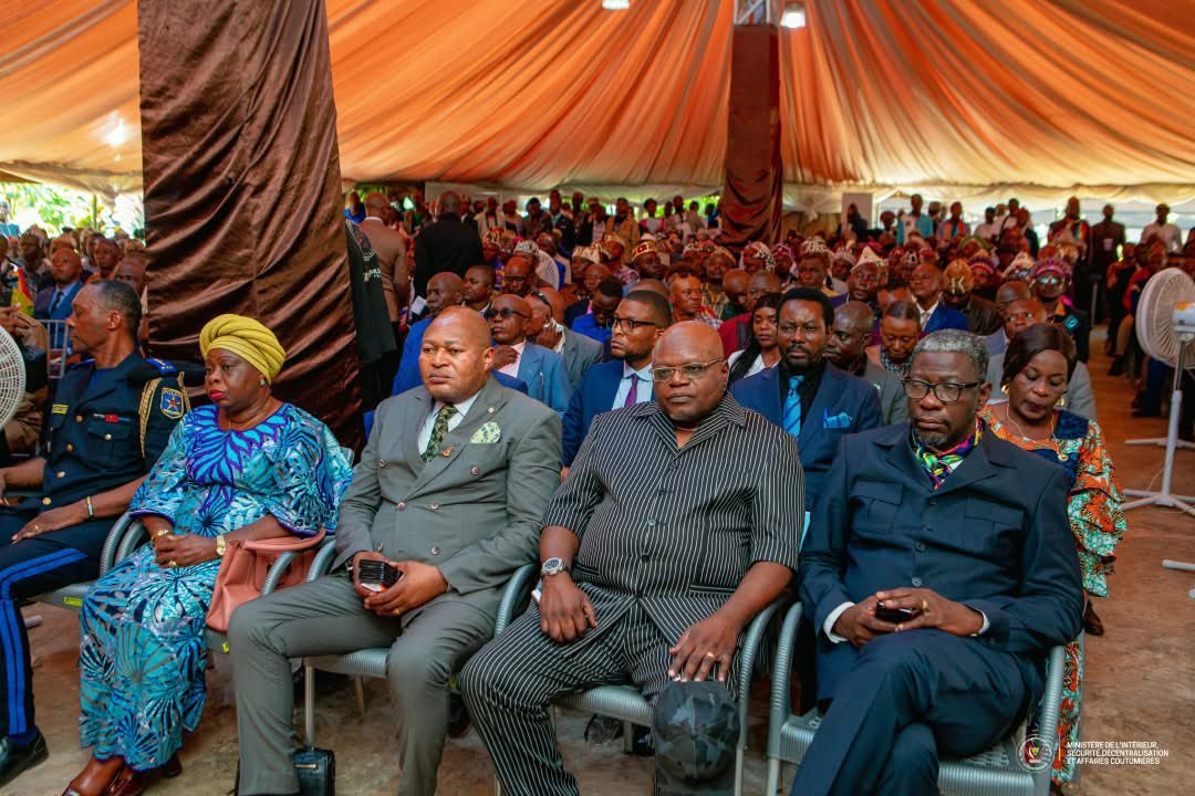 batuapa38042's tweet photo. Nouvelle gouvernance sécuritaire : le VPM SHABANI lance la vulgarisation des textes légaux à Tshikapa

Le Vice-Premier ministre, ministre de @Interieur_RDC , Sécurité, Décentralisation et Affaires coutumières, @shabani_lukoo , a lancé, ce Vendredi 02 Octobre 2026 à Tshikapa, chef-lieu de la province du Kasaï, la vulgarisation des textes légaux régissant la création, l’organisation et le fonctionnement des comités provinciaux et locaux de sécurité. Cette initiative intervient à l’issue d’un atelier de trois jours ayant permis de renforcer les capacités de près de 1 000 autorités territoriales sur la nouvelle approche de gouvernance sécuritaire de proximité.

Dans l’espace Grand Kasaï, après le Kasaï-Oriental et le Kasaï-Central, le Kasaï devient la quatorzième province à bénéficier de cette réforme, qui consacre notamment le caractère obligatoire des réunions régulières des comités de sécurité. À cette occasion, le VPM SHABANI a insisté sur la nécessité d’impliquer davantage les acteurs non étatiques, notamment la société civile, à travers des réunions élargies ainsi que des forums de quartier et de groupement.

Il a rappelé que ces comités constituent des cadres privilégiés de concertation et de collaboration entre les autorités politico-administratives, les services de sécurité et les forces vives de la société. Leur mission consiste à identifier et à analyser les menaces sécuritaires, afin d'y apporter des réponses appropriées, adaptées aux réalités et aux spécificités de chaque entité.