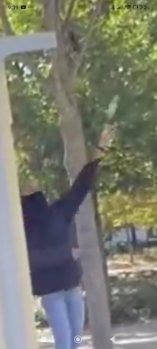 BenoitM552855's tweet photo. @smith51_a Il ne ressemble pas a un lycéen.
C'est un agent provocateur (un flic déguisé) qui sert a justifier les charges, les violences à l'encontre des lycéens.
Malheureusement un classique de la répression. https://t.co/mruDsqUM48