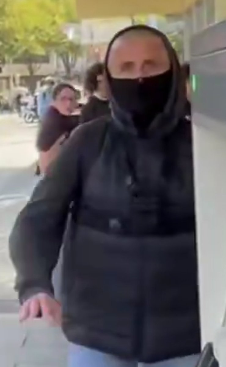 BenoitM552855's tweet photo. @smith51_a Il ne ressemble pas a un lycéen.
C'est un agent provocateur (un flic déguisé) qui sert a justifier les charges, les violences à l'encontre des lycéens.
Malheureusement un classique de la répression. https://t.co/mruDsqUM48