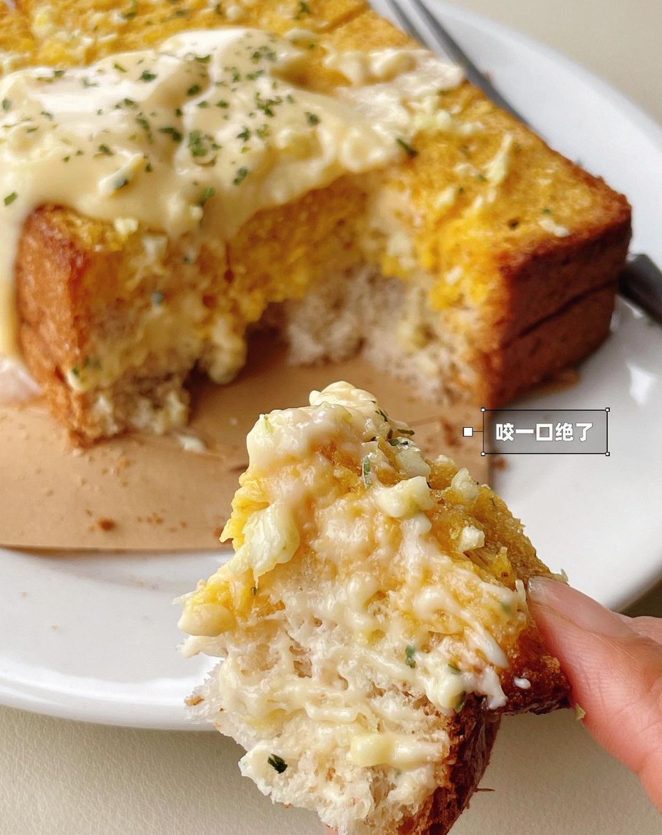 DaltonHart9axu's tweet photo. Freshly baked garlic butter toast with a sprinkle of parsley—easy 10-minute snack that hits just right!， https://t.co/bS6qk2kaSv