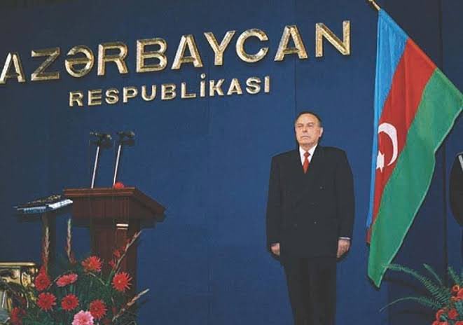 NizamiSafar's tweet photo. Heydər Əliyev və müstəqil Azərbaycanın yüksəliş mərhələsi

3 oktyabr 1993-cü il Azərbaycan dövlətçilik tarixində mühüm dönüş nöqtələrindən biridir. Həmin dövrdə ölkə ağır ictimai-siyasi, iqtisadi və hərbi böhranla üz-üzə idi. Ermənistanın hərbi təcavüzü və torpaqların işğalı, ölkə daxilində siyasi qarşıdurma, iqtisadi tənəzzül və dövlət idarəçiliyində yaranmış ciddi problemlər müstəqilliyin gələcəyini ciddi təhlükə qarşısında qoymuşdu. AXC-Müsavat hakimiyyətinin apardığı uğursuz siyasət və idarəçilikdə yol verilən ciddi səhvlər mövcud böhranı daha da dərinləşdirmişdi.
Belə mürəkkəb şəraitdə xalqın təkidli tələbi ilə Heydər Əliyevin siyasi hakimiyyətə qayıdışı Azərbaycanın taleyində yeni mərhələnin başlanğıcını qoydu. 1993-cü il iyunun 15-də Ali Sovetin sədri seçilən Ulu Öndər iyunun 24-dən prezident səlahiyyətlərini həyata keçirməyə başladı, oktyabrın 3-də isə ümumxalq səsverməsi nəticəsində Azərbaycan Respublikasının Prezidenti seçildi.
Heydər Əliyevin qarşısında ilk növbədə ölkədə sabitliyin və qanunçuluğun bərqərar edilməsi, dövlət institutlarının möhkəmləndirilməsi, milli təhlükəsizliyin təmin olunması və müstəqilliyin qorunması kimi mühüm vəzifələr dayanırdı. Qısa müddət ərzində siyasi sabitliyin təmin edilməsi dövlət quruculuğu və iqtisadi islahatların həyata keçirilməsi üçün zəruri zəmin yaratdı. 1995-ci ildə müstəqil Azərbaycanın Konstitusiyasının qəbul edilməsi hüquqi dövlət quruculuğunun əsaslarını müəyyənləşdirdi.
Ulu Öndərin iqtisadi siyasətində bazar iqtisadiyyatına keçid, xarici investisiyaların cəlb edilməsi və ölkənin təbii resurslarından səmərəli istifadə əsas istiqamətlərdən biri idi. Bu siyasətin mühüm dayağını təşkil edən neft strategiyası 1994-cü il sentyabrın 20-də “Əsrin müqaviləsi”nin imzalanması ilə yeni mərhələyə qədəm qoydu. Bu tarixi saziş Azərbaycanın enerji resurslarının beynəlxalq bazarlara çıxarılmasına, ölkəyə xarici investisiyaların cəlb edilməsinə və uzunmüddətli iqtisadi inkişaf üçün mühüm imkanların yaranmasına şərait yaratdı.
Xarici siyasətdə milli maraqlara əsaslanan və Azərbaycanın beynəlxalq mövqelərinin möhkəmləndirilməsinə yönəlmiş siyasət həyata keçirildi. Ölkənin beynəlxalq əlaqələri genişləndirildi, Azərbaycanın ərazi bütövlüyü məsələsi beynəlxalq gündəmdə ardıcıl şəkildə müdafiə olundu. 1994-cü il mayın 12-də atəşkəsə nail olunması isə ölkə daxilində sabitliyin möhkəmləndirilməsi və dövlət quruculuğunun davam etdirilməsi üçün mühüm şərait yaratdı.
Beləliklə, 3 oktyabr 1993-cü ildə Heydər Əliyevin Prezident seçilməsi Azərbaycanın müstəqillik tarixində yeni siyasi mərhələnin başlanğıcı oldu. 1993–2003-cü illərdə həyata keçirilən dövlət quruculuğu, siyasi və iqtisadi islahatlar, neft strategiyası və fəal xarici siyasət müasir Azərbaycanın inkişafının əsaslarını formalaşdırdı.