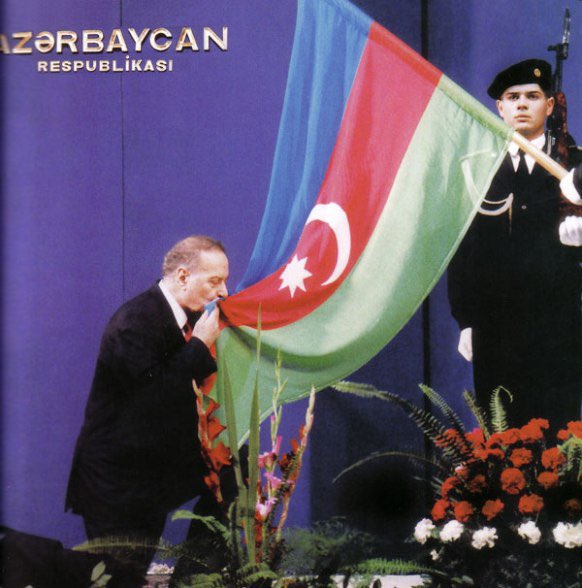 NizamiSafar's tweet photo. Heydər Əliyev və müstəqil Azərbaycanın yüksəliş mərhələsi

3 oktyabr 1993-cü il Azərbaycan dövlətçilik tarixində mühüm dönüş nöqtələrindən biridir. Həmin dövrdə ölkə ağır ictimai-siyasi, iqtisadi və hərbi böhranla üz-üzə idi. Ermənistanın hərbi təcavüzü və torpaqların işğalı, ölkə daxilində siyasi qarşıdurma, iqtisadi tənəzzül və dövlət idarəçiliyində yaranmış ciddi problemlər müstəqilliyin gələcəyini ciddi təhlükə qarşısında qoymuşdu. AXC-Müsavat hakimiyyətinin apardığı uğursuz siyasət və idarəçilikdə yol verilən ciddi səhvlər mövcud böhranı daha da dərinləşdirmişdi.
Belə mürəkkəb şəraitdə xalqın təkidli tələbi ilə Heydər Əliyevin siyasi hakimiyyətə qayıdışı Azərbaycanın taleyində yeni mərhələnin başlanğıcını qoydu. 1993-cü il iyunun 15-də Ali Sovetin sədri seçilən Ulu Öndər iyunun 24-dən prezident səlahiyyətlərini həyata keçirməyə başladı, oktyabrın 3-də isə ümumxalq səsverməsi nəticəsində Azərbaycan Respublikasının Prezidenti seçildi.
Heydər Əliyevin qarşısında ilk növbədə ölkədə sabitliyin və qanunçuluğun bərqərar edilməsi, dövlət institutlarının möhkəmləndirilməsi, milli təhlükəsizliyin təmin olunması və müstəqilliyin qorunması kimi mühüm vəzifələr dayanırdı. Qısa müddət ərzində siyasi sabitliyin təmin edilməsi dövlət quruculuğu və iqtisadi islahatların həyata keçirilməsi üçün zəruri zəmin yaratdı. 1995-ci ildə müstəqil Azərbaycanın Konstitusiyasının qəbul edilməsi hüquqi dövlət quruculuğunun əsaslarını müəyyənləşdirdi.
Ulu Öndərin iqtisadi siyasətində bazar iqtisadiyyatına keçid, xarici investisiyaların cəlb edilməsi və ölkənin təbii resurslarından səmərəli istifadə əsas istiqamətlərdən biri idi. Bu siyasətin mühüm dayağını təşkil edən neft strategiyası 1994-cü il sentyabrın 20-də “Əsrin müqaviləsi”nin imzalanması ilə yeni mərhələyə qədəm qoydu. Bu tarixi saziş Azərbaycanın enerji resurslarının beynəlxalq bazarlara çıxarılmasına, ölkəyə xarici investisiyaların cəlb edilməsinə və uzunmüddətli iqtisadi inkişaf üçün mühüm imkanların yaranmasına şərait yaratdı.
Xarici siyasətdə milli maraqlara əsaslanan və Azərbaycanın beynəlxalq mövqelərinin möhkəmləndirilməsinə yönəlmiş siyasət həyata keçirildi. Ölkənin beynəlxalq əlaqələri genişləndirildi, Azərbaycanın ərazi bütövlüyü məsələsi beynəlxalq gündəmdə ardıcıl şəkildə müdafiə olundu. 1994-cü il mayın 12-də atəşkəsə nail olunması isə ölkə daxilində sabitliyin möhkəmləndirilməsi və dövlət quruculuğunun davam etdirilməsi üçün mühüm şərait yaratdı.
Beləliklə, 3 oktyabr 1993-cü ildə Heydər Əliyevin Prezident seçilməsi Azərbaycanın müstəqillik tarixində yeni siyasi mərhələnin başlanğıcı oldu. 1993–2003-cü illərdə həyata keçirilən dövlət quruculuğu, siyasi və iqtisadi islahatlar, neft strategiyası və fəal xarici siyasət müasir Azərbaycanın inkişafının əsaslarını formalaşdırdı.
