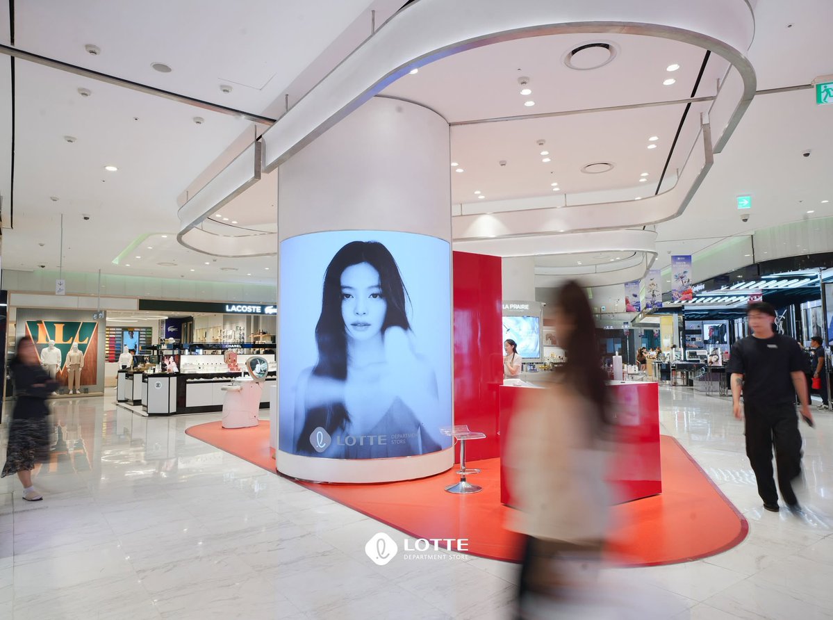 JennieDCGallery's tweet photo. 261003 #JENNIE on LED screens at Lotte Department Store in Vietnam as the Global Ambassador. https://t.co/0JQXdyAzhQ