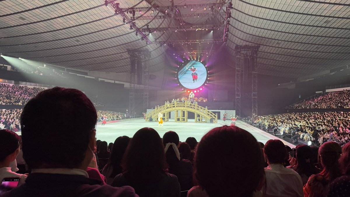 hash693's tweet photo. #刀ブレ　東ブロックアリーナ12列
舞台の箱よりも寒くないな？って空調。膝掛けとか不要。どちらかと言うと、パイプ椅子からのダメージの方がありそう。
段差は緩めで前の人の頭がリンク手前に被る。右手側に高身長男性きて視界終わってた https://t.co/uVgnh7BN3N
