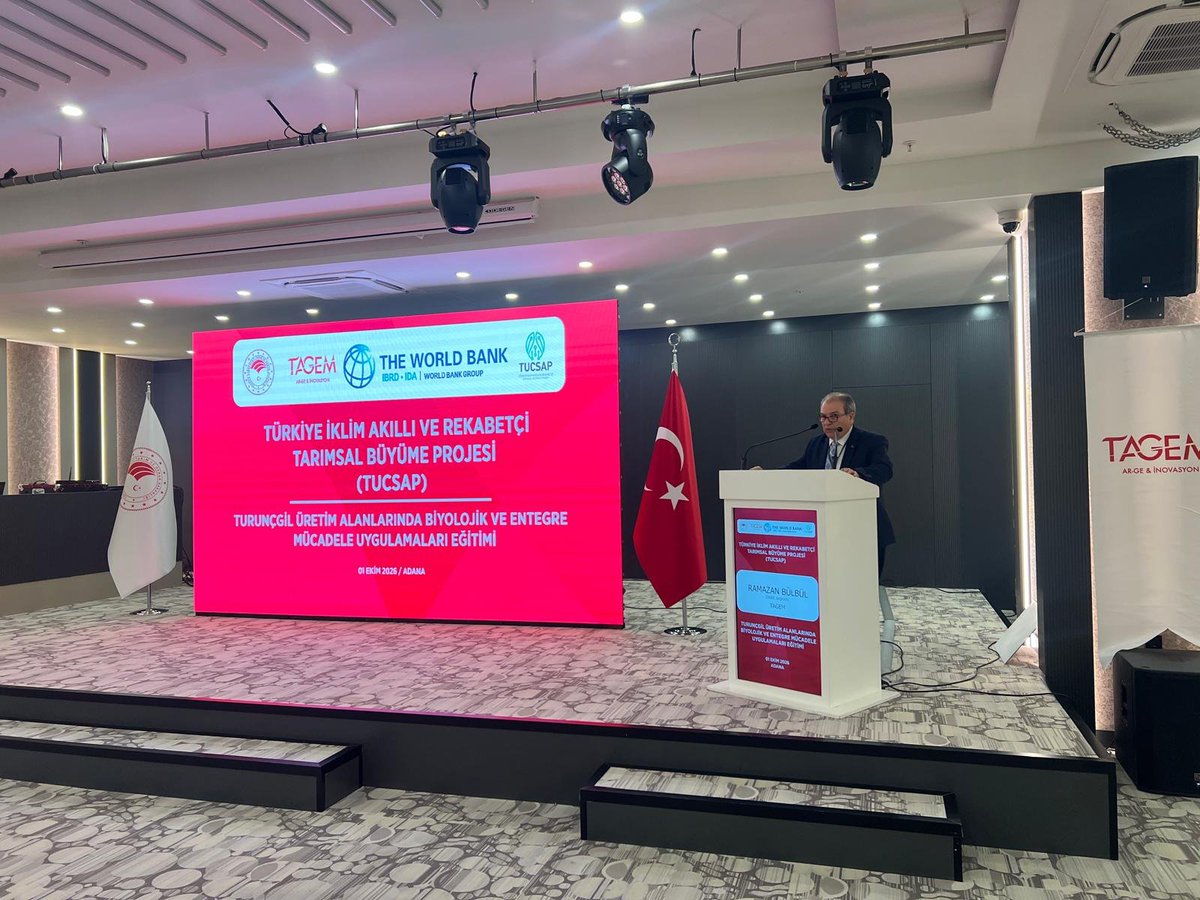 tagemgovtr's tweet photo. 🍊 Turunçgil Üretim Alanlarında Biyolojik ve Entegre Mücadele Eğitimi Adana’da Gerçekleştirildi 

Genel Müdürlüğümüz koordinasyonunda düzenlenen “Turunçgil Üretim Alanlarında Biyolojik ve Entegre Mücadele Uygulama Eğitimi” 1 Ekim 2026 tarihinde Adana’da gerçekleştirildi.

Adana Biyolojik Mücadele Araştırma Enstitüsü Müdürlüğümüz ev sahipliğinde düzenlenen programda, açılış konuşmalarının ardından gerçekleşen eğitimde; biyolojik ve entegre mücadele, doğal düşmanların kullanımı, zararlılarla mücadele ve Akdeniz meyve sineği yönetimi konularında teorik ve uygulamalı bilgiler verildi.
@TCTarim @tagemgovtr