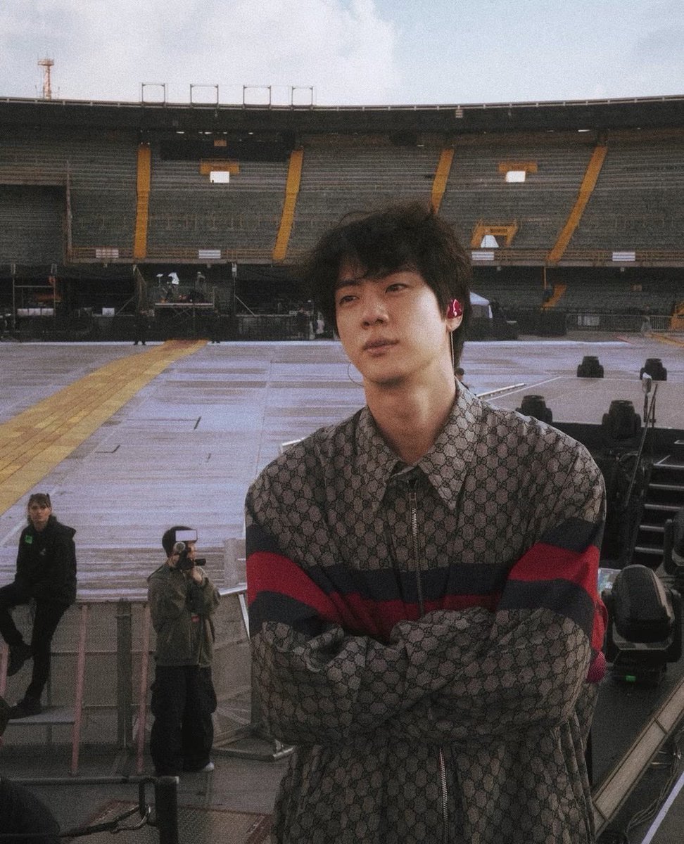 artistaew's tweet photo. queria dar um beijo do jungkook por ter tirado essa foto do seokjin https://t.co/ksqi61TTCP