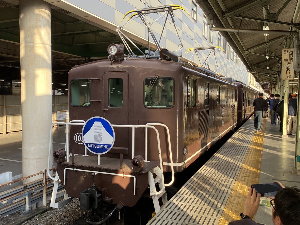 kouchan_tojo's tweet photo. それではこれより、重連電機牽引長時間運行夜行急行「三峰51号」に乗車！

熊谷→羽生→寄居→熊谷→三峰口→熊谷と、本日16時台から明朝5時台まで約13時間の間たっぷりと楽しんできます😁
4号車のバーカウンターが営業しているので早速ですが秩父錦特別純米酒で1杯です🍶 https://t.co/WC8qqOjSFN