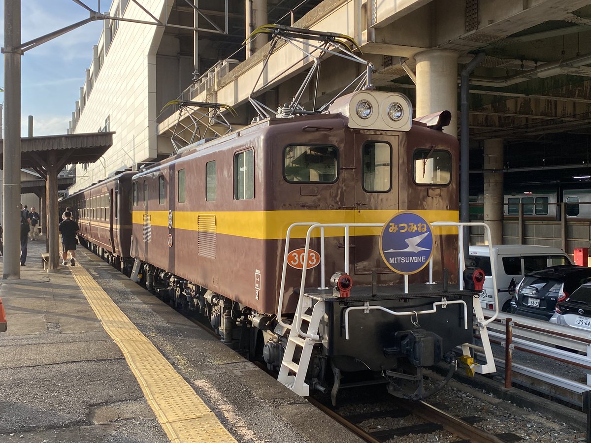 kouchan_tojo's tweet photo. それではこれより、重連電機牽引長時間運行夜行急行「三峰51号」に乗車！

熊谷→羽生→寄居→熊谷→三峰口→熊谷と、本日16時台から明朝5時台まで約13時間の間たっぷりと楽しんできます😁
4号車のバーカウンターが営業しているので早速ですが秩父錦特別純米酒で1杯です🍶 https://t.co/WC8qqOjSFN