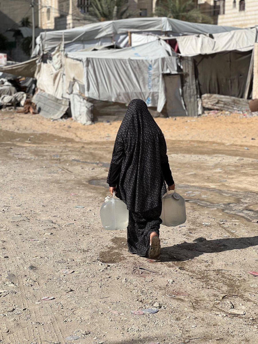 AZZAMAID's tweet photo. صباح الخير 

نبدأ يومنا بتوزيع المياه على المحتاجين 
1$ كافية لأن تسقي إنسان ليوم كامل

مشاركتك للتغريدة لها أجر الدال على الخير. https://t.co/fxBOUhkTFK