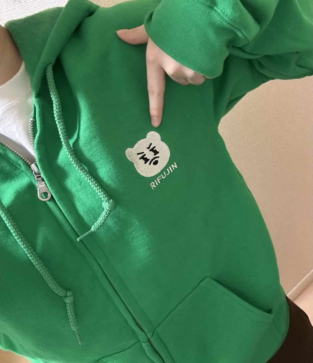 rifukuma's tweet photo. 言ってる側から届いたああ
アクキーもサコッシュも全部可愛い、、、
入稿の苦労も吹き飛びモチベぶち上げです。ひとまず、デザフェスで販売するものではないですが作者のユニフォームをチラ見せ🐻 https://t.co/7btblrEKjb