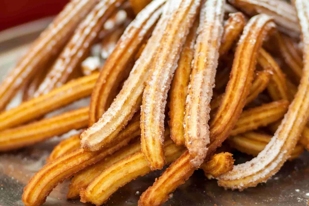JadeCyrusavzh's tweet photo. Hoy exploré el hermoso barrio de La Latina en Madrid, probé churros con chocolate y me encantó caminar por sus calles empedradas. #ViajePorEspaa https://t.co/Fug9qud5KG